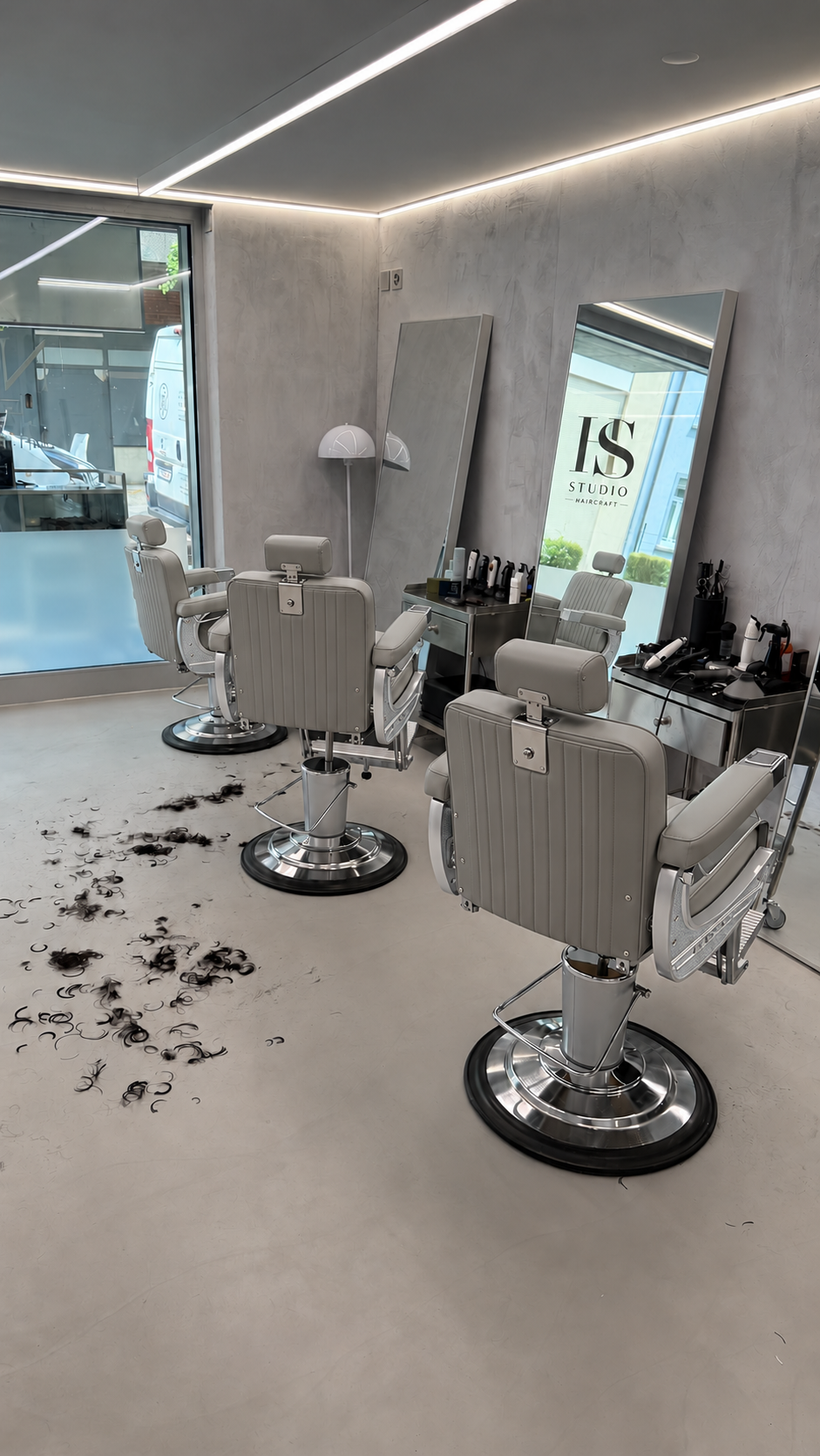 HS-Studio — salong med ljusgrå barberarstolar