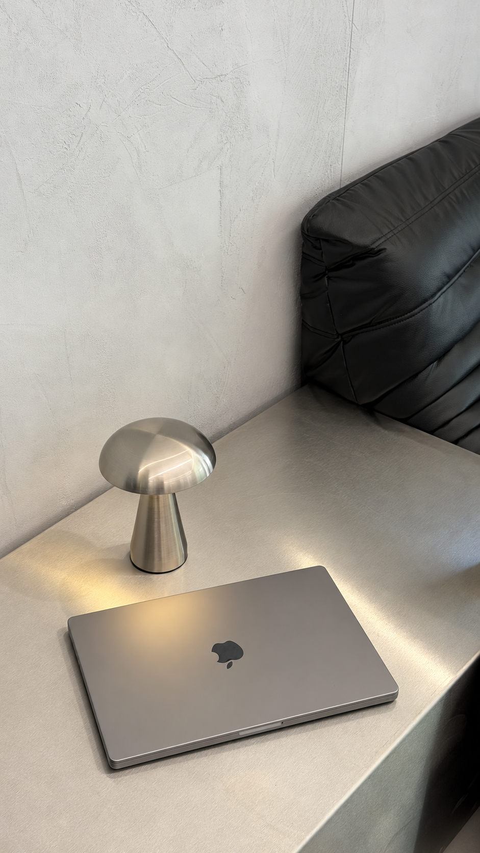 HS-Studio — detalj av metallbord och bordslampa